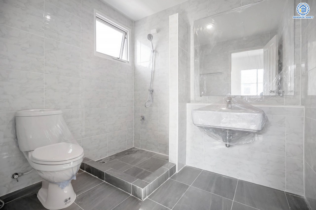 บ้านมือสองตกแต่งใหม่ แบรนด์ LH โครงการ มัณฑนา เพชรเกษม81 หลังมุม กว้างขวาง พร้อมรองรับทุกความสุข บนเนื้อที่ 69.3 ตร.ว. พื้นที่ใช้สอยกว่า 182.5 ตร.ม. พร้อมฟังก์ชัน 3 ห้องนอน 3 ห้องน้ำ จอดรถได้ 1 คัน บนทำเลเชื่อมต่อสู่ ถ.เพชรเกษม, ถ.พุทธมณฑลสาย4 ใกล้เดอะมอลล์ บางแค และม.มหิดล